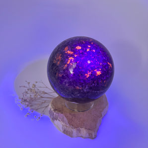 Yooperlite Kugel – Licht im Verborgenen