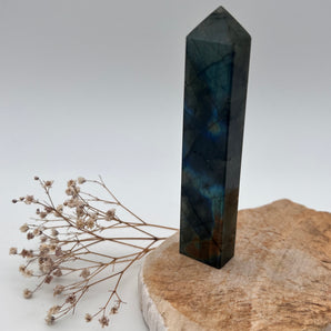 Labradorit Turm – Magie & Schutz