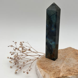 Labradorit Turm – Magie & Schutz